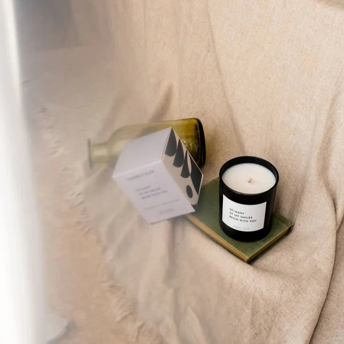 Candly & Co Świeca zapachowa No. 6 Galbanum / Drzewo Sandałowe So many of my smiles begin with you