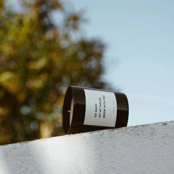 Candly & Co Świeca zapachowa No. 6 Galbanum / Drzewo Sandałowe So many of my smiles begin with you