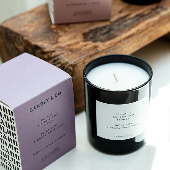 Candly & Co Świeca zapachowa No. 8 Kwiat lotosu / Piżmo You and I are more than friends. We're like a really small gang.