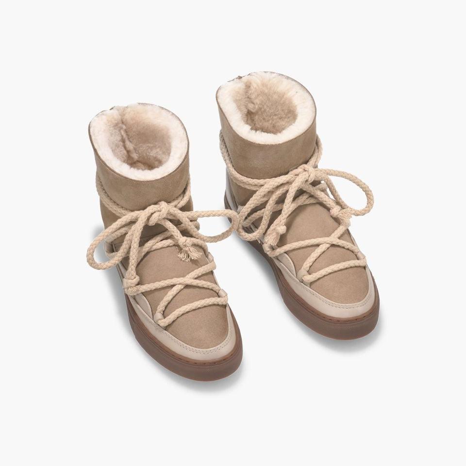 Buty marki INUIKII model Classic w kolorze beżowym na białym tle z góry.