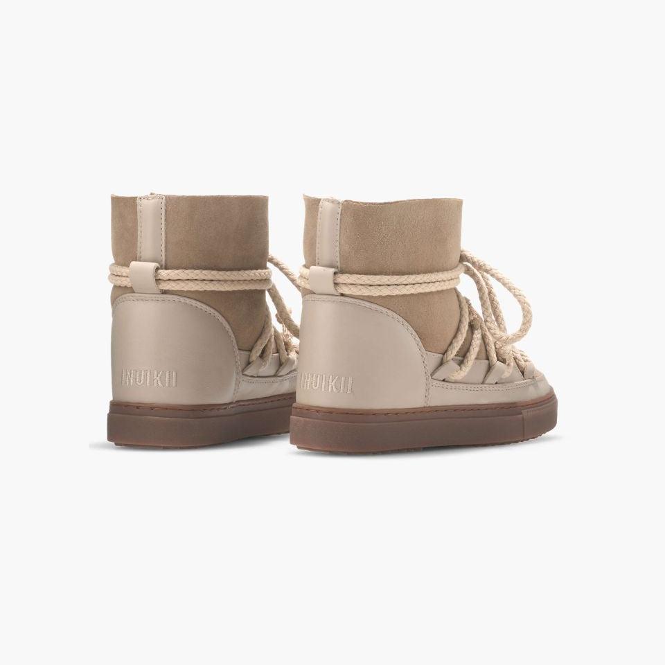 Buty marki INUIKII model Classic w kolorze beżowym na białym tle od tyłu.