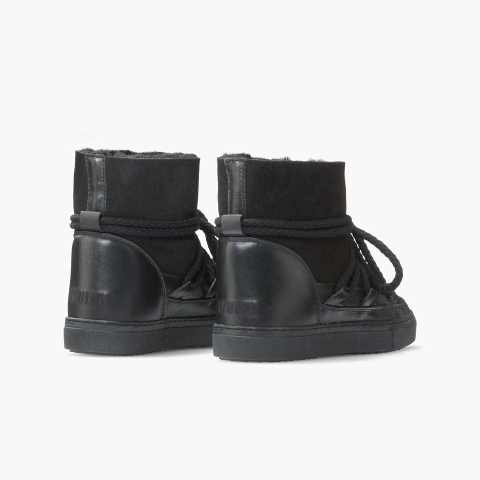 Buty marki INUIKII model Classic w kolorze czarnym na białym tle ukazane od tyłu.