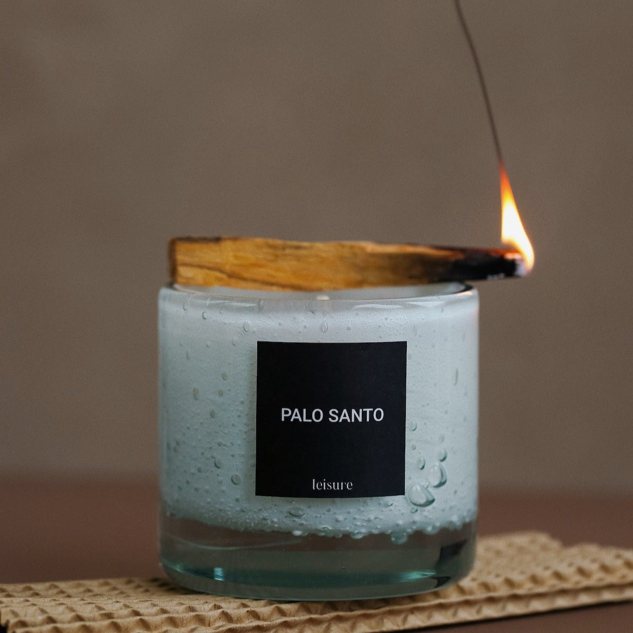 Świeca zapachowa Leisure - Palo santo
