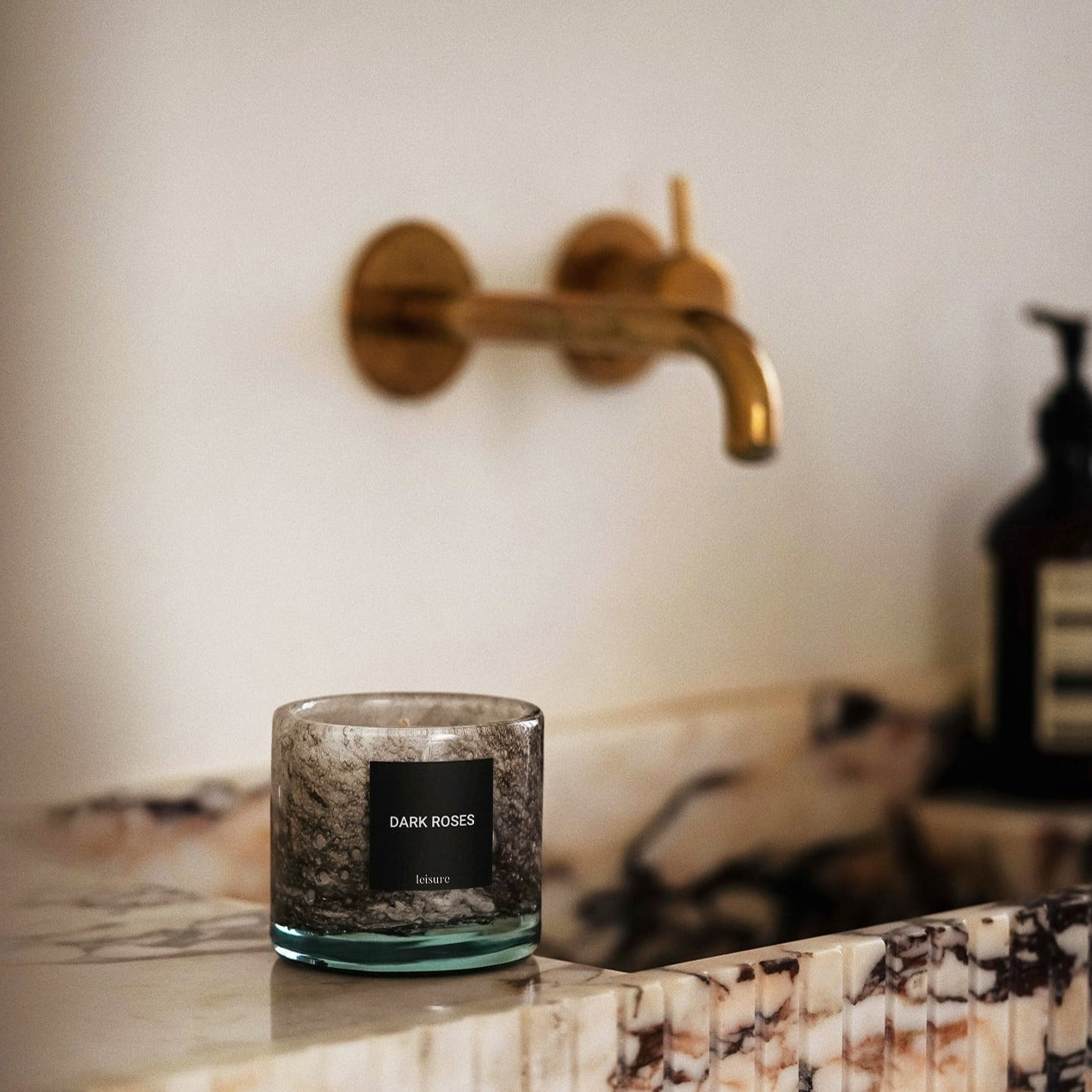 Świeca zapachowa Leisure - Dark roses
