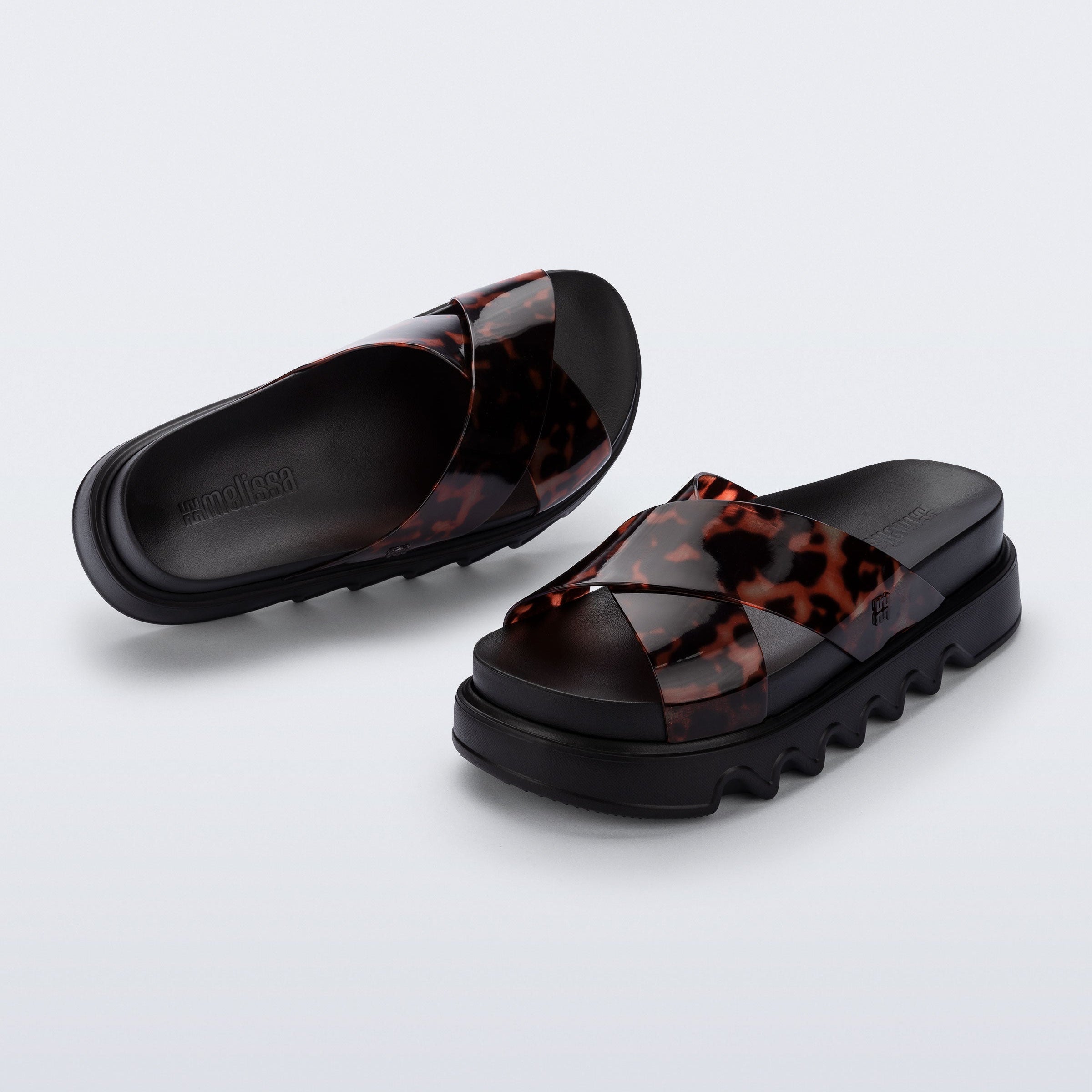 Melissa Cozy Cross Platform AD Black/ Tortoise Klapki Damskie na Platformie Czarne