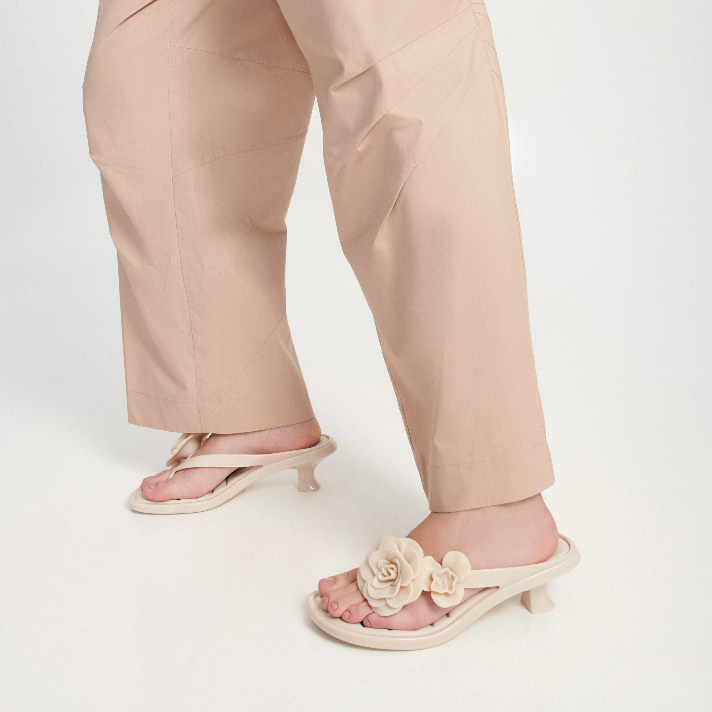 Melissa Thong Kitten Heel Petals AD Beige Klapki Damskie Na Obcasie Beżowe